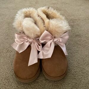 Ugg Mini Gita Bow Boot in chestnut-gently worn;excellent condition. Rare find!